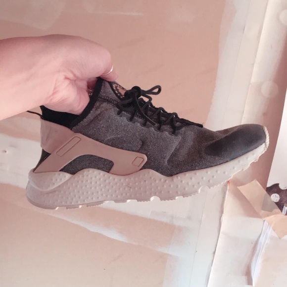 Nike Women’s Huaraches - Picture 1 of 1